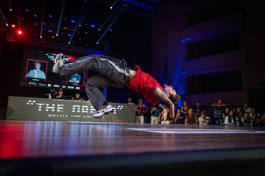 Atleta de breaking em movimento no evento The Arena, fotografado por Susana Luzir.